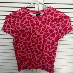 Pink ribbed tee with graphic design hearts
